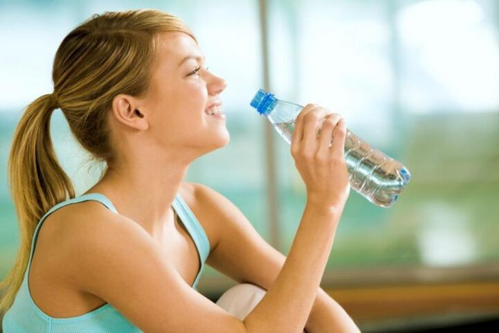 ang tubig mopuli sa pagkaon sa panahon sa pag-inom nga pagkaon