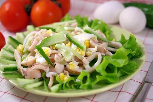 Calamari Salad nga adunay mga Itlog ug Pepino sa usa ka Low Carb Diet